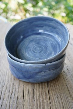 handgetöpferte Müsli Pasta Bowl aus Keramik - graublau schattiert glänzend